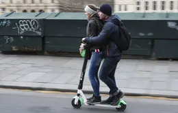 Đi xe scooter trên vỉa hè Pháp sẽ bị phạt 135 Euro