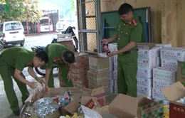 Bắt giữ khối lượng lớn thực phẩm và phụ gia thực phẩm nhập lậu