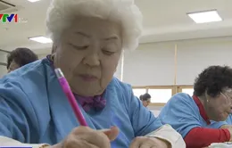 Những cụ bà 70 tuổi mới bắt đầu đi học vỡ lòng ở Hàn Quốc