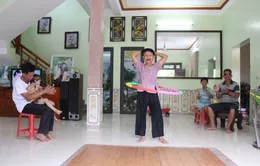 Cụ bà 86 tuổi lắc vòng hàng nghìn lượt mỗi ngày