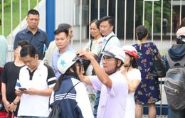 Gần 90.000 học sinh thi vào lớp 10 ở Hà Nội: Con làm bài, cha mẹ như ngồi trên "đống lửa"