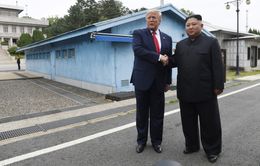 VIDEO: Cái bắt tay lịch sử giữa ông Donald Trump và ông Kim Jong-un tại DMZ