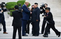 Những hình ảnh ấn tượng từ cuộc gặp lịch sử giữa Trump - Kim tại DMZ