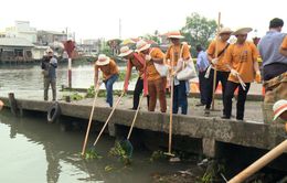 Vĩnh Long: Dọn rác trên sông trong Ngày Môi trường Thế giới