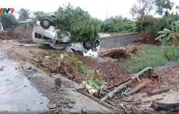 Bình Thuận: Ôtô 16 chỗ lao vào lề lật ngửa, 3 người bị thương