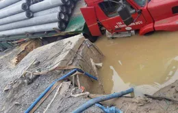 Kịp thời khắc phục sự cố ống nước đoạn chân cầu vượt Phú Thụy