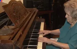 Cụ bà 108 tuổi chơi Piano hàng ngày