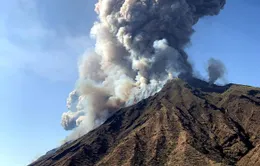 Núi lửa phun trào trên đảo du lịch Stromboli, Italy