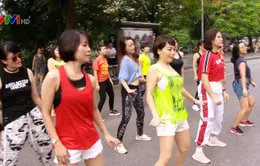 Lớp học nhảy Zumba đặc biệt ở phố đi bộ Hồ Gươm