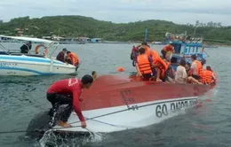 Sóng lớn đánh lật nghiêng ca nô, hất toàn bộ 19 người xuống biển