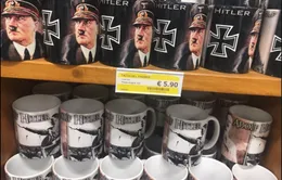 Du khách Anh “choáng váng” khi thấy đồ lưu niệm có hình Hitler