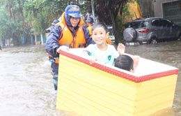 Hải quân giúp nhân dân Phú Quốc khắc phục mưa lũ