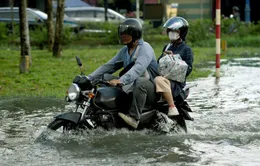 TP.HCM: Triều cường lên cao gây ngập úng