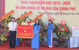 PTTg Phạm Bình Minh trao Cờ thi đua đơn vị xuất sắc của Thủ tướng trong lễ khai giảng tại Bắc Giang