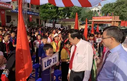 Đồng chí Trần Thanh Mẫn dự khai giảng ở Hòa Bình