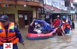 Jakarta chào đón năm mới trong ngập lụt
