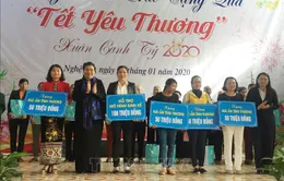 Phó Chủ tịch Thường trực Quốc hội Tòng Thị Phóng trao quà "Tết yêu thương" ở Hà Tĩnh