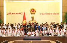 Tặng quà Trung thu cho học sinh mồ côi, khuyết tật vượt khó