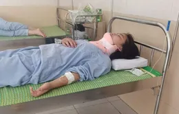 Nữ sinh lớp 8 bị bạn đánh chấn thương đốt sống cổ