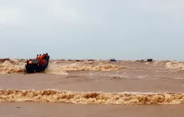 Gấp rút cứu hộ các thuyền viên gặp nạn trên biển