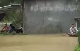 Người dân vùng lũ gặp muôn vàn khó khăn