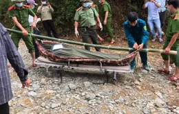 Sạt lở thủy điện Rào Trăng 3: Đưa thi thể nạn nhân tử vong đầu tiên ra ngoài