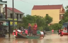 Quân đội, công an dốc sức cứu trợ người dân vùng lũ