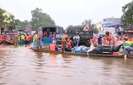 Làm sao để hàng cứu trợ đồng bào bị lũ lụt đến đúng người, phân bổ hợp lý?