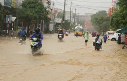 Miền Trung mưa lớn mở rộng, lũ trên các sông xuống chậm