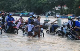 Triều cường đạt đỉnh, người dân TP.HCM bì bõm lội "sông"