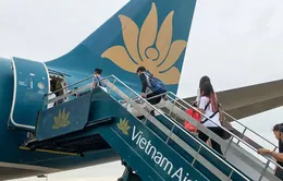 Khách nam châm lửa đốt khăn trên máy bay Vietnam Airlines bị phạt 2 triệu đồng