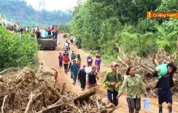 Cắt rừng vận chuyển lương thực tới huyện Phước Sơn, Quảng Nam