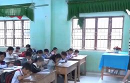 Sau mưa lũ, học sinh không đi học vì hết tiền, phải ở nhà phụ bố mẹ