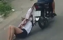 Tên cướp kéo lê cô gái hàng trăm mét trên đường phố