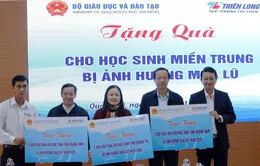 Bộ GD&ĐT tặng 4.000 suất đồ dùng học tập cho học sinh miền Trung