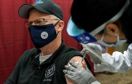 Tốc độ tiêm vaccine chậm trễ, Mỹ huy động thêm sinh viên y khoa, lính cứu hỏa