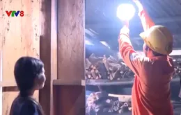 Điện lực Kon Tum khắc phục điện lưới sau mưa bão