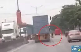 Tránh người sang đường ẩu, xe container lao thẳng vào xe con