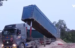 Xe chở cát lậu ngụy trang dưới vỏ bọc container: Khó biết, khó bắt, khó xử phạt!