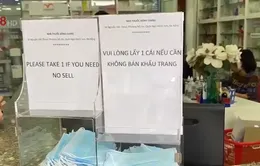 Tặng khẩu trang miễn phí cho người dân