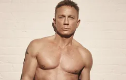 Từ chối mặc trang phục lịch lãm của 007, Daniel Craig cởi trần chụp ảnh và siêu đẹp