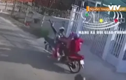 Xe máy chạy ngược chiều tông xe đối diện, 3 người bất tỉnh