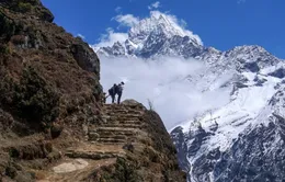 Hàng trăm người mắc kẹt trên dãy Himalaya sau khi Nepal áp dụng lệnh phong toả