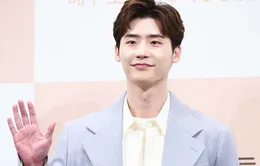 Lee Jong Suk kỷ niệm 10 năm ngày gia nhập làng giải trí