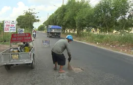 Người đàn ông bán vé số... vá đường