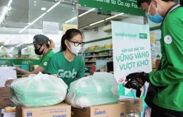 Grab trao tặng gần 80 tấn gạo, 8.000 thùng mì gói cho đối tác tài xế