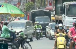 TP.HCM: Người dân lưu thông đông đúc, người bán hàng đổ ra đường