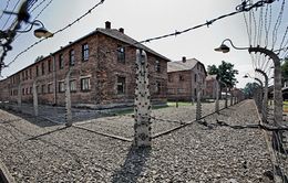 Tưởng niệm các nạn nhân trại tập trung Auschwitz