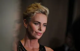 Giữa đại dịch COVID-19, Charlize Theron quyên góp 1 triệu USD làm từ thiện