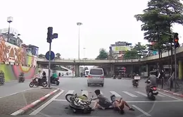 Lao vào đuôi ô tô, 2 người đi xe máy ngã văng xuống đường